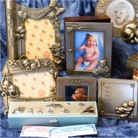 Erilaisia vauvoille tarkoitettuja koruja ja lahjatuotteita